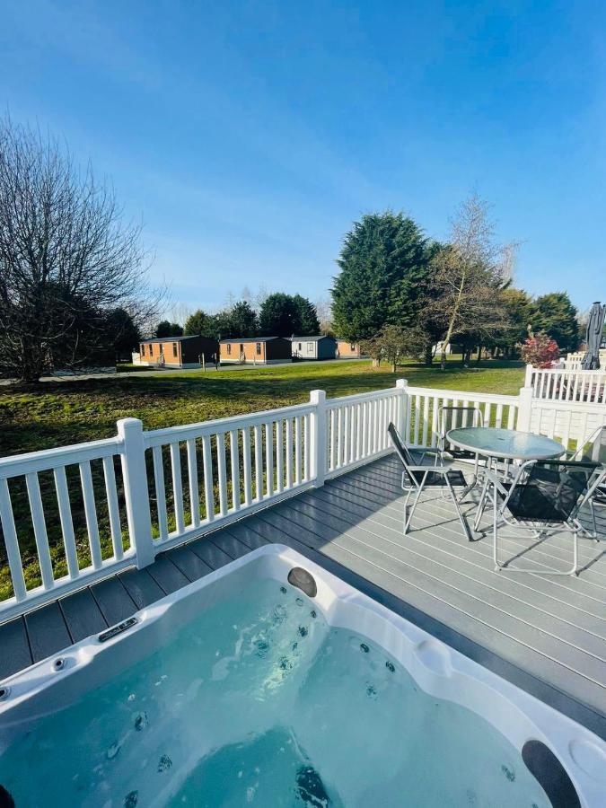 Brians Lodge With Hot Tub Pocklington Exterior photo